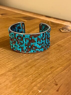 Turquoise color & brown beaded cuff on silver tone band 7”